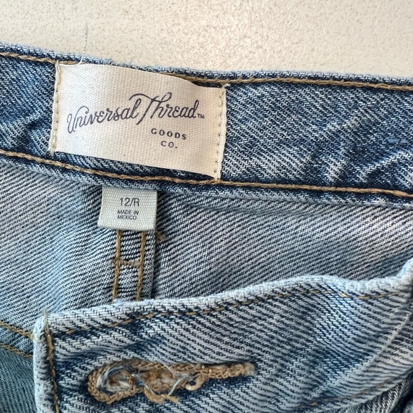 Universal Thread 90’s Baggy Light Blue Distressed Cropped Jeans Size 12R - Picture 3 of 9